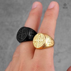 Bague Templière noire, motif Saint-Benoit, style unique et raffiné