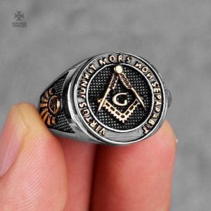 Bague maçonnique ornée d'une devise dorée