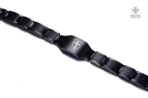 Bracelet inspiré des Templiers, orné du bouclier noir distinctif