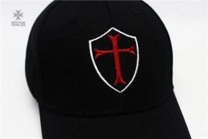 Casquette avec symbole des Templiers et style intemporel
