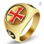 Bague Templier avec croix dorée, élégance et symbole historique
