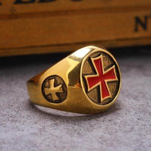 Bijou templier, bague avec croix dorée, style intemporel