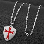 Pendentif Croix Templière avec design rouge distinctif
