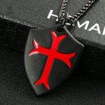 Pendentif noir avec motif de croix templière
