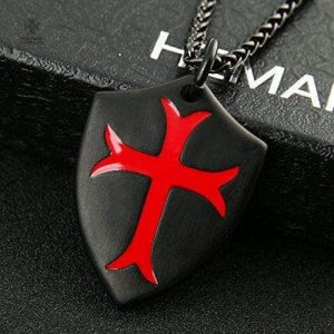 Pendentif noir avec motif de croix templière