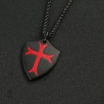 Bijou templier en pendentif noir élégant