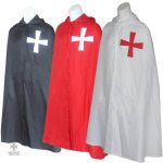 Costume templier avec emblème emblématique sur la tunique