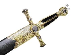 Épée maçonnique dorée, symbole de tradition et de savoir