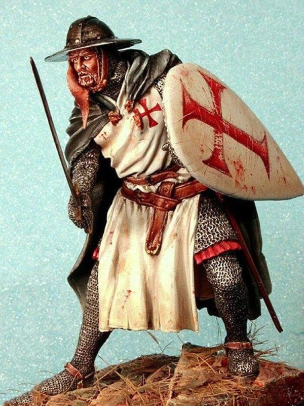 Figurine représentant un Templier, emblème de la Croix Templière