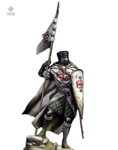Figurine Templier avec croix de Jérusalem en détail