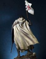 Templier en armure traditionnelle avec croix de Jérusalem