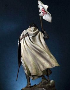 Templier en armure traditionnelle avec croix de Jérusalem
