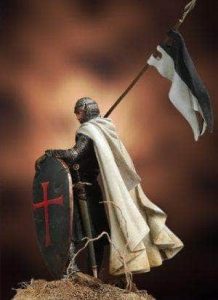 Templier debout, bouclier noir en main