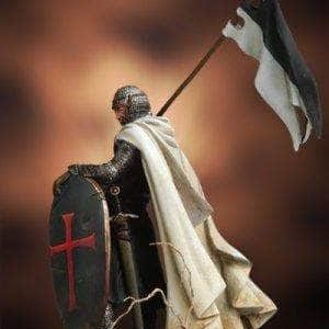 Templier debout, bouclier noir en main