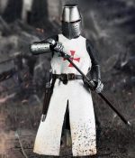 Détail d'une figurine Templier avec armure et épée