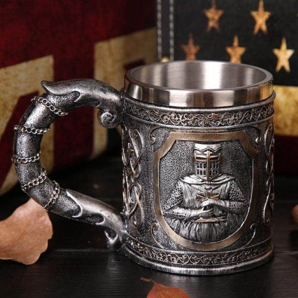 Accessoire Templier élégant, symbole de bravoure et d'honneur