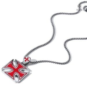 Bijou Templier, croix symbolique pour une allure historique