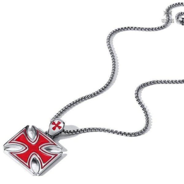Bijou Templier, croix symbolique pour une allure historique