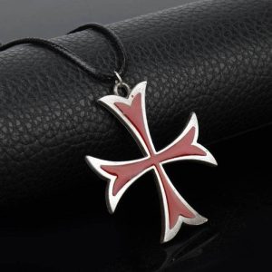 Pendentif argenté représentant la croix de l'Ordre des Templiers
