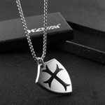 Pendentif Templier en croix avec design sobre et stylé