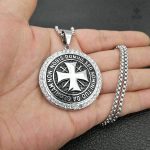 Pendentif en argent ornés de zircons, style Templier