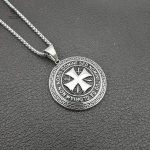 Pendentif argenté Templier, design intemporel et mystique