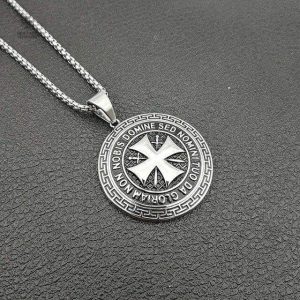 Pendentif argenté Templier, design intemporel et mystique