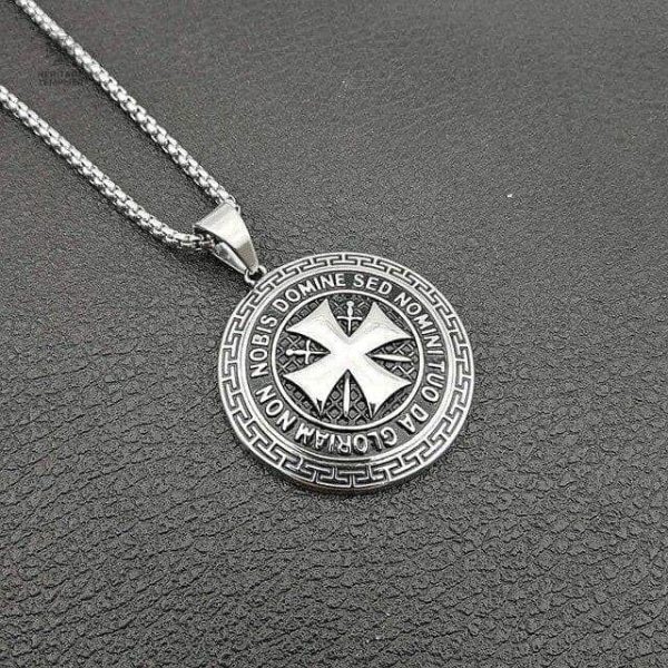 Pendentif argenté Templier, design intemporel et mystique