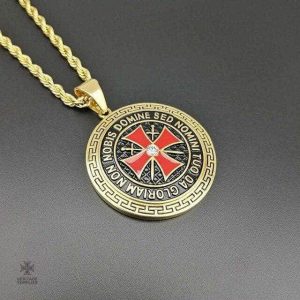 Pendentif Templiers avec inscription unique et design symbolique