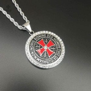 Pendentif Non Nobis, symbole templier, finition argentée raffinée