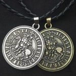 Accessoire templier élégant pour passionnés d'histoire