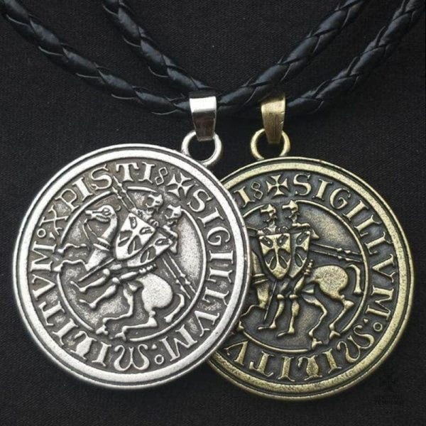 Accessoire templier élégant pour passionnés d'histoire
