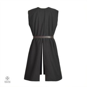 Costume de Templiers, incluant la Croix de Malte emblématique