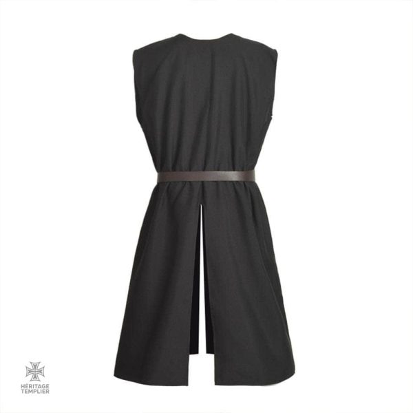 Costume de Templiers, incluant la Croix de Malte emblématique