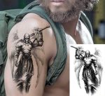Tatouage éphémère représentant un chevalier templier dramatique