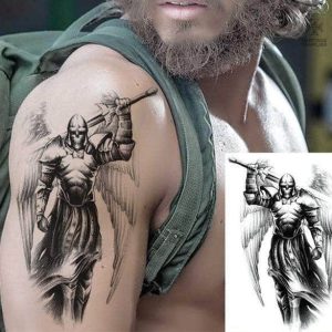 Tatouage éphémère représentant un chevalier templier dramatique